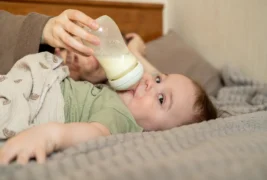 Zákaz 44 nebezpečných výživ pro kojence: Stažení se týká značek Nestlé, Danone i&nbsp;Lactalis