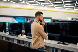 Levná vs. drahá televize: Obraz u&nbsp;levných modelů kazí LCD panel, Mini LED se vyplatí už od 17 tisíc