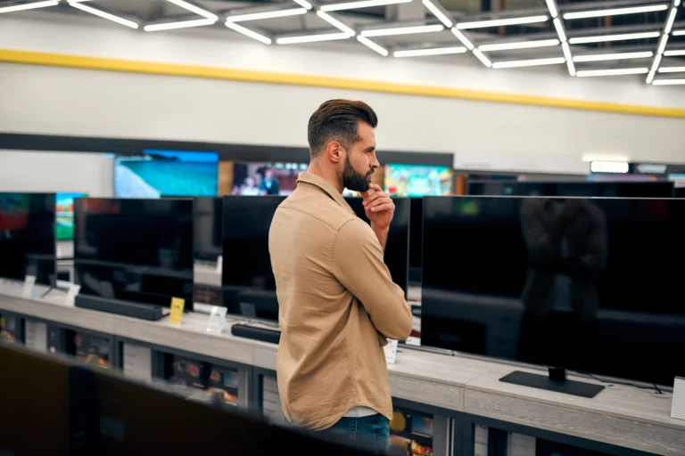 Levná vs. drahá televize: Obraz u&nbsp;levných modelů kazí LCD panel, Mini LED se vyplatí už od 17 tisíc