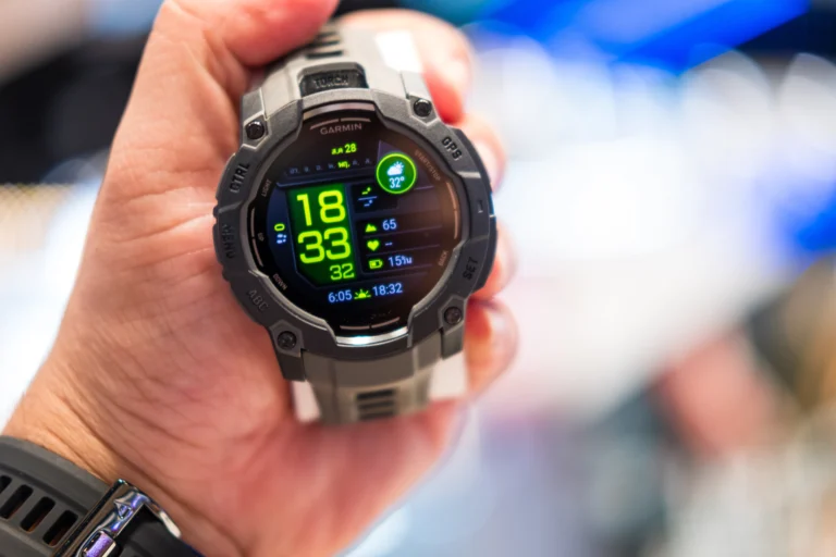 Internetem se šíří varování majitelům hodinek Garmin a&nbsp;Apple: Funkce AOD prý sežere půl života baterky. Pravda je uprostřed