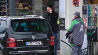 EU vzkazuje Čechům: Nejezděte autem a&nbsp;nelétejte. Nafta nás už stojí 50&nbsp;Kč, srovnali jsme opatření v&nbsp;jiných zemích