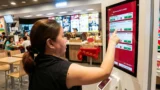 „Je to zlodějna,“ zlobí se Češi. Fast foody bez obsluhy nově vyžadují spropitné, terminály k&nbsp;tomu tlačí