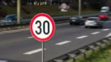 30&nbsp;km/h ve městech místo padesátky? Aktivisté po tom volají i&nbsp;v&nbsp;Česku, v&nbsp;Německu to chtějí zavést plošně