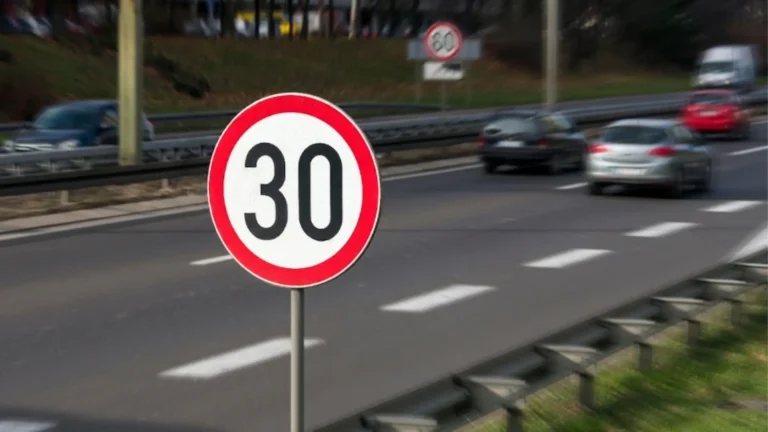 30&nbsp;km/h ve městech místo padesátky? Aktivisté po tom volají i&nbsp;v&nbsp;Česku, v&nbsp;Německu to chtějí zavést plošně