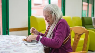 Seniorky, které pečovaly o&nbsp;děti mají smůlu. Vláda zamítla valorizaci výchovného, takže přijdou o&nbsp;130&nbsp;000&nbsp;Kč