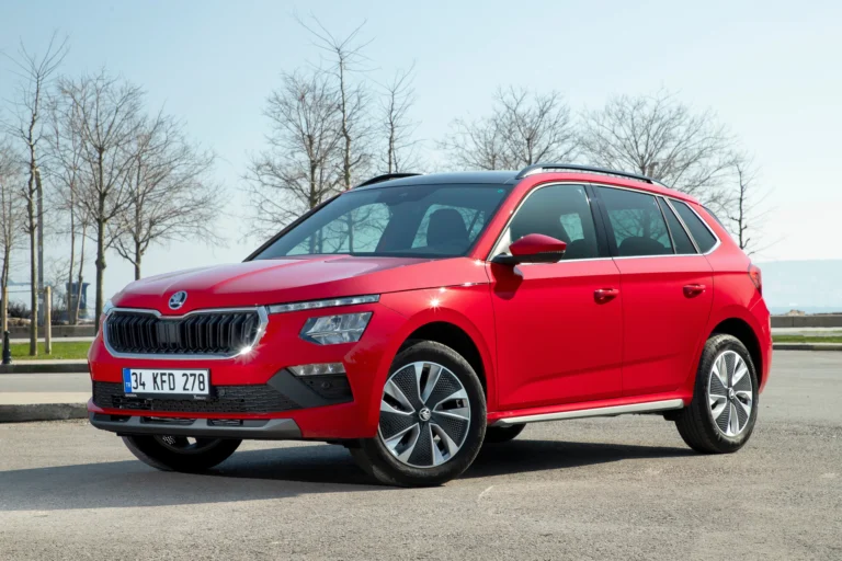 Drahé vs. levné auto pro seniory: Do srovnání jsme vybrali Škodovku za 500 tisíc  a&nbsp;Mercedes za 2x víc