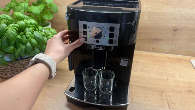 Levný a&nbsp;přitom nejlépe hodnocený automatický kávovar (Test): Má 94&nbsp;%&nbsp;od uživatelů a&nbsp;6 titulů Produkt roku.