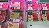 Inspektoři objevili nebezpečné potraviny: Kaufland, Lidl a&nbsp;Tesco stahuje z&nbsp;prodeje maso, Penny sýr