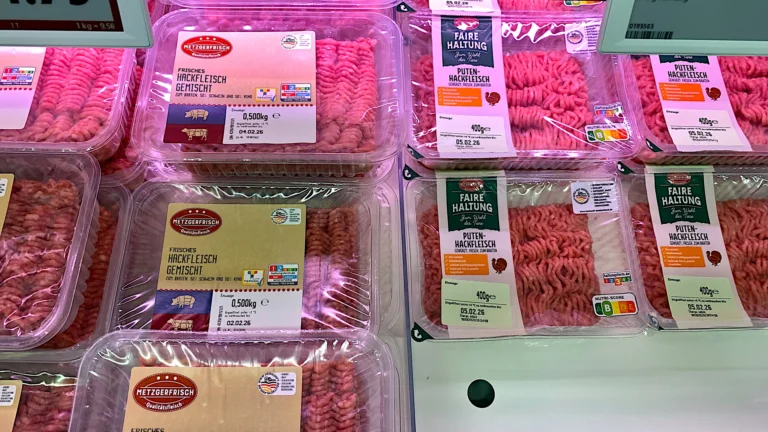 Inspektoři objevili nebezpečné potraviny: Kaufland, Lidl a&nbsp;Tesco stahuje z&nbsp;prodeje maso, Penny sýr