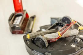 3 nejhorší robotické vysavače (2026): Prémiový model zklamal výkonem, eufy musel svolávat kvůli riziku požáru