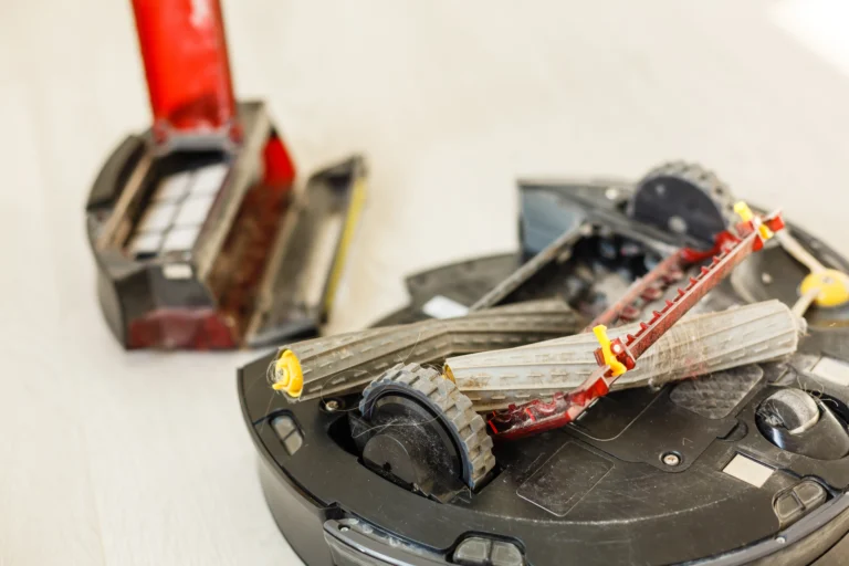3 nejhorší robotické vysavače (2026): Prémiový model zklamal výkonem, eufy musel svolávat kvůli riziku požáru
