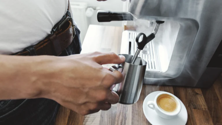 3 nejlepší poloautomatické kávovary s&nbsp;mlýnkem (Duben 2026): Ocenil ho i&nbsp;dTest, cenovkou se řídit nemusíte