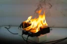 Necháváte neustále nabíječku v&nbsp;zásuvce? Strašením o&nbsp;spotřebě nevěřte, problém může být oheň