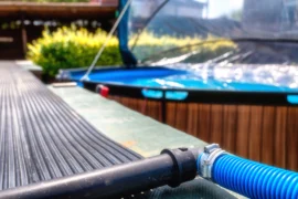 Internetem se šíří trik na ohřev bazénu zdarma: Vodu prý zahřeje na 31&nbsp;°C, srovnali jsme ho s&nbsp;běžnými produkty