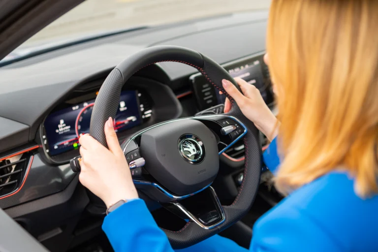 Češi se chlubí novým autem „na operák“, dělají ale chyby co stojí i&nbsp;30 tisíc. Expert varuje před pokutami