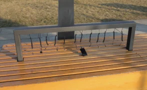 Internetem se šíří varování: Češi mají být u&nbsp;nabíjení venku na pozoru, ochrání vás powerbanka a&nbsp;vlastní nabíječka