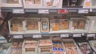 „Masová“ past ze supermarketu (2026): Češi sahají po párcích v&nbsp;akci. Rozborky ukazují, že maso nekupují