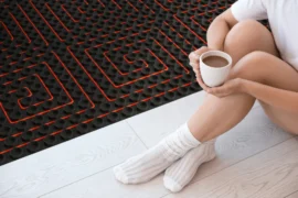 Podlahové topení za 200 tisíc zbytečně? Češi přichází na infrapanely, vyhřejí 20&nbsp;m²&nbsp;a&nbsp;stojí jen 11&nbsp;000&nbsp;Kč