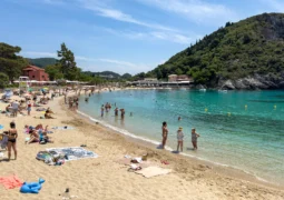 Řecko mění pravidla na 251 plážích: Lehátko ani slunečník si tam letos nepronajmete, turisté i&nbsp;podnikatelé zuří