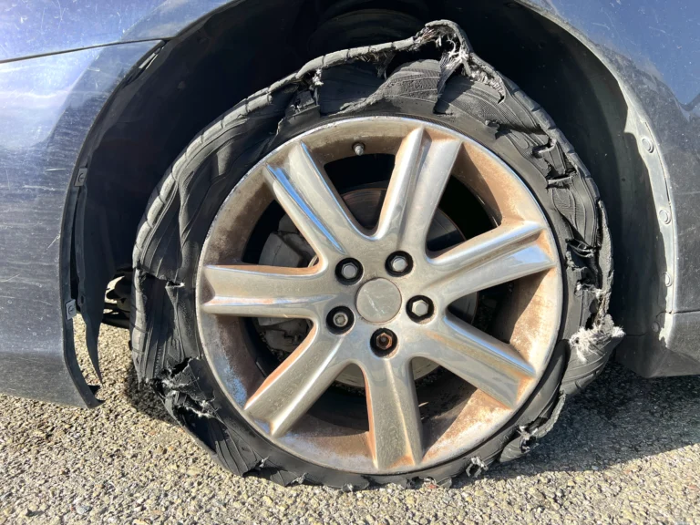 dTest a&nbsp;ADAC varují: V&nbsp;testu letních pneumatik 2026 propadly 3 značky, selhávají na suchu