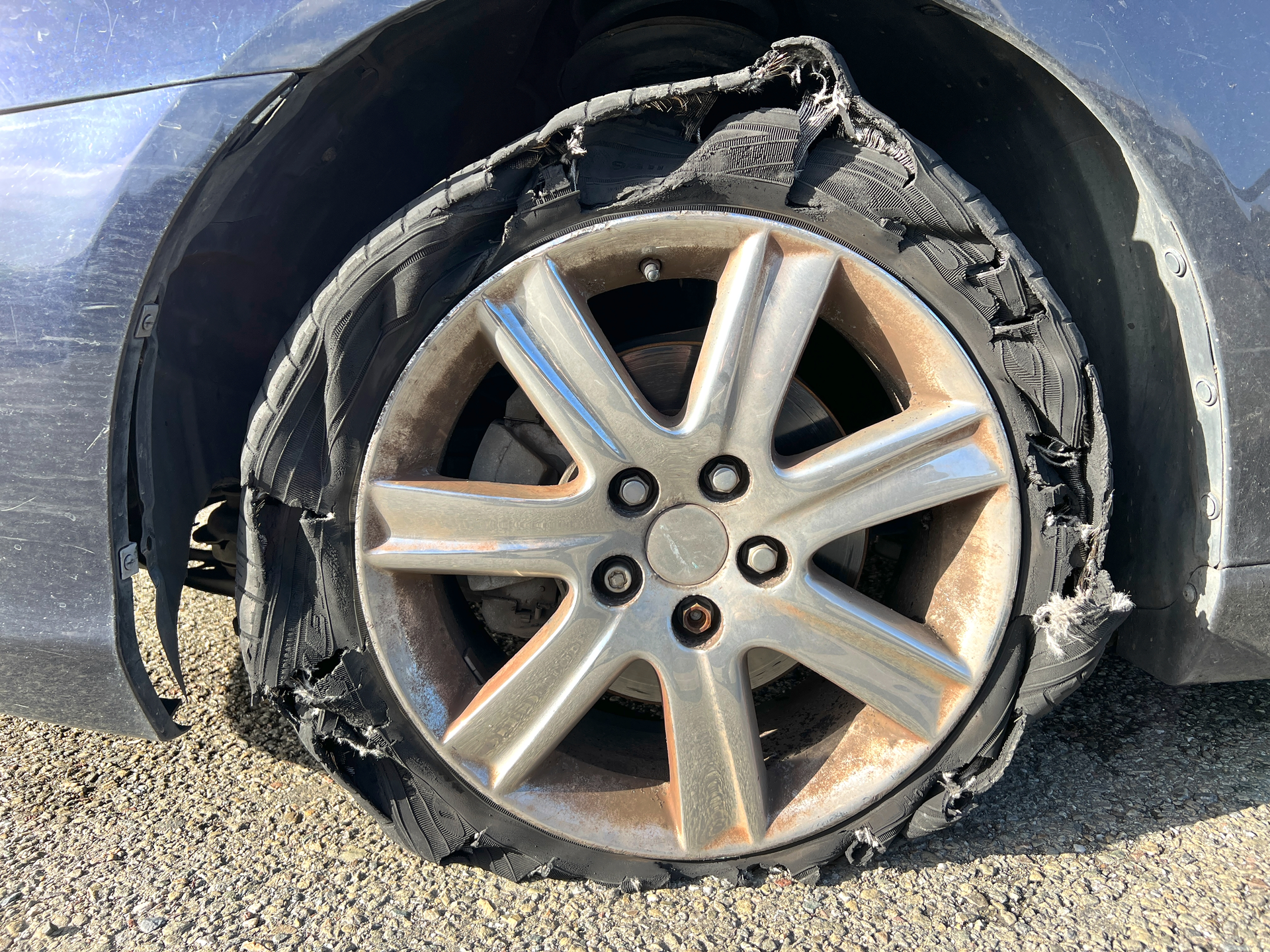 dTest a&nbsp;ADAC varují: V&nbsp;testu letních pneumatik 2026 propadly 3 značky, selhávají na suchu