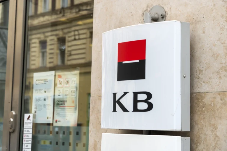 Banky v&nbsp;ČR dál zdražují (2026): Za výběr z&nbsp;bankomatu zaplatíte už i&nbsp;49&nbsp;Kč, další změny se chystají