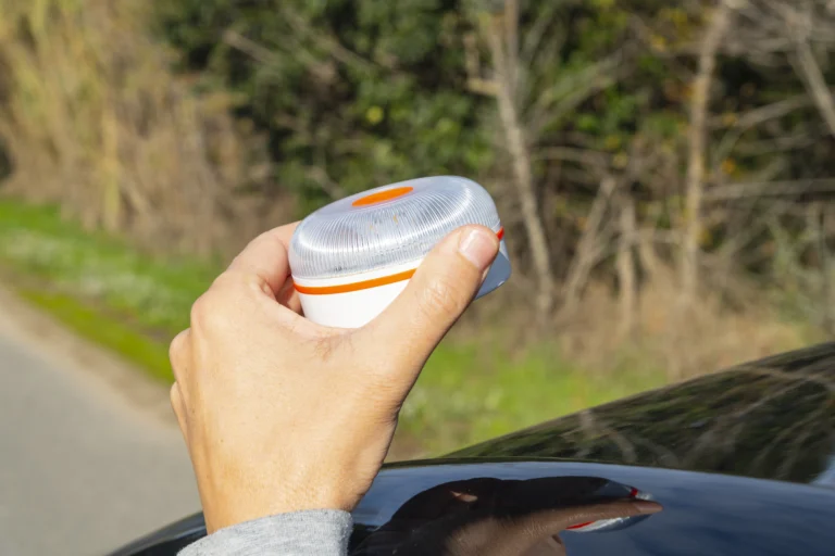 Novinky povinné výbavy 2026&nbsp;v&nbsp;Evropě: Trojúhelník skončil, nahradil ho maják. Pokuty jsou i&nbsp;5000&nbsp;Kč