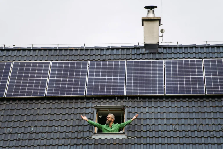 Nejhorší řešení fotovoltaky, které vídám v&nbsp;létě 2026. Baterie na půdě i&nbsp;přehřátý střídač mě vždy rozesmutní