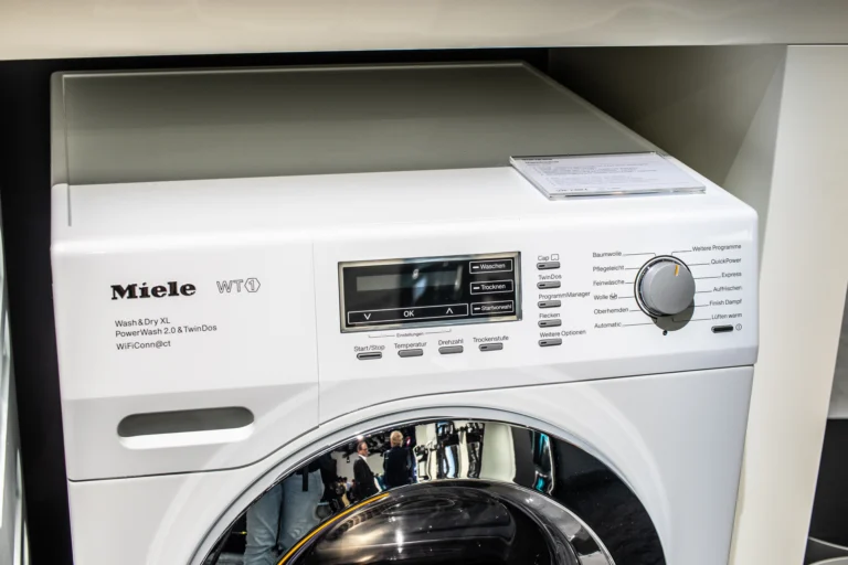 Proč jsou sušičky Miele tak drahé? Češi platí i&nbsp;60 tisíc, jiní se posmívají s&nbsp;Beko za pakatel. Liší se součástky i&nbsp;záruka