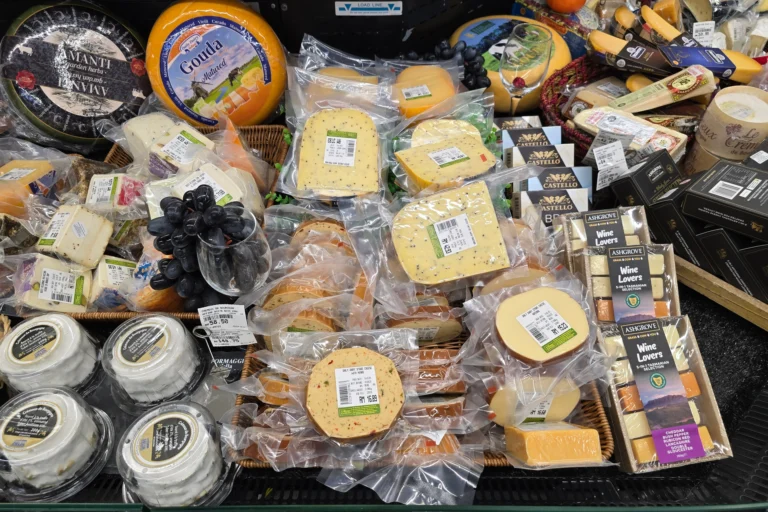 Nejhorší sýr ze supermarketu (2026): Poznáte ho podle složení, se sýrem má společného málo