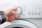 Prát na 40 nebo 30&nbsp;°C? Češi perou zbytečně na vyšší teploty, ničí si oblečení a&nbsp;platí víc za energie