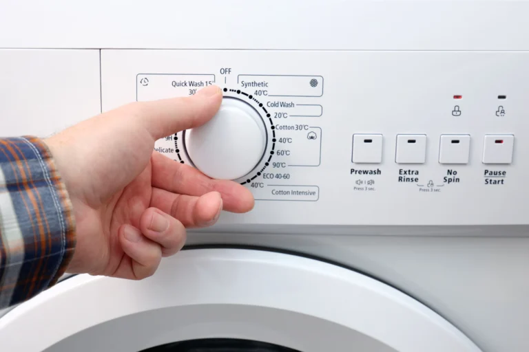 Prát na 40 nebo 30&nbsp;°C? Češi perou zbytečně na vyšší teploty, ničí si oblečení a&nbsp;platí víc za energie