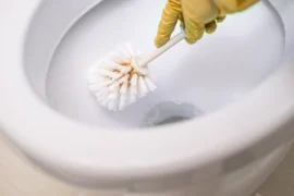 Češi přichází na nový trend: Silikonová štětka na WC stojí podobně, vydrží ale několikanásobně déle