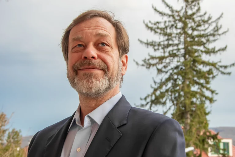 Nejvyšší platy úředníků v&nbsp;ČR: Guvernér ČNB Michl bere 782&nbsp;463&nbsp;Kč, ředitel pošty vydělával 577&nbsp;212&nbsp;Kč&nbsp;měsíčně