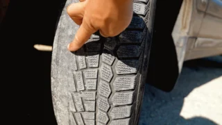 Přezutí zimních na letní pneu (2026): Řiďte se teploměrem, ne kalendářem. Češi to často dělají špatně