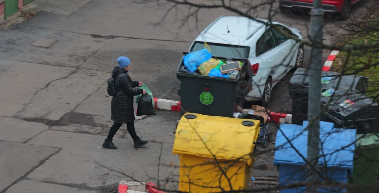 Kdo platí poplatek za odpad v&nbsp;roce 2026 zbytečně: Klíč drží obecní vyhláška, většina měst připouští úlevy. Praha to má jinak