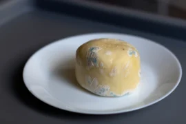 Nejhorší „sýr“ ze supermarketu: Místo mléka má rostlinný tuk a&nbsp;škrob, křičí to už z&nbsp;obalu