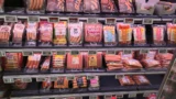 Srovnání 17 kuřecích párků ze supermarketu: Některé se masa „dotkly z&nbsp;rychlíku“. Překvapil Lidl s&nbsp;94&nbsp;%&nbsp;masa