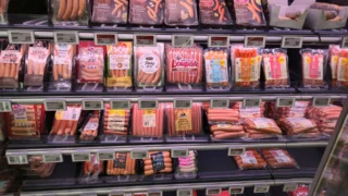 Srovnání 17 kuřecích párků ze supermarketu: Některé se masa „dotkly z&nbsp;rychlíku“. Překvapil Lidl s&nbsp;94&nbsp;%&nbsp;masa