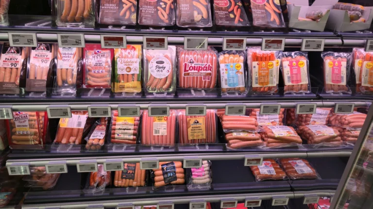 Srovnání 17 kuřecích párků ze supermarketu: Některé se masa „dotkly z&nbsp;rychlíku“. Překvapil Lidl s&nbsp;94&nbsp;%&nbsp;masa