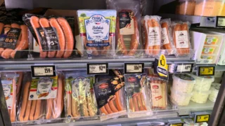 Nejlepší kuřecí párky ze supermarketu (Srovnání 2026): Pikok z&nbsp;Lidlu zvítězil, Vocílka a&nbsp;Tesco propadly cenou