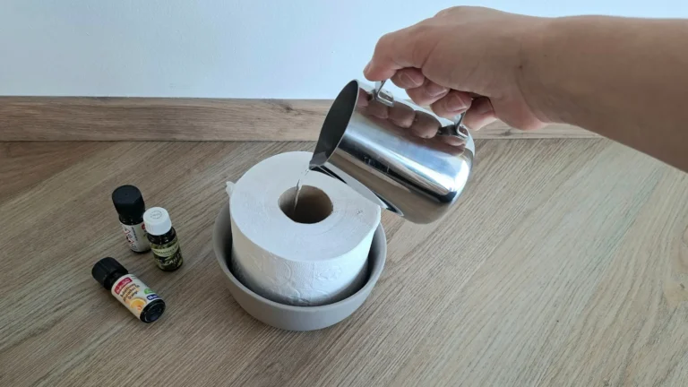 Internetový trik na vůni v&nbsp;toaletě: Postup s&nbsp;ruličkou toaletního papíru funguje, jeden krok je ale zbytečný