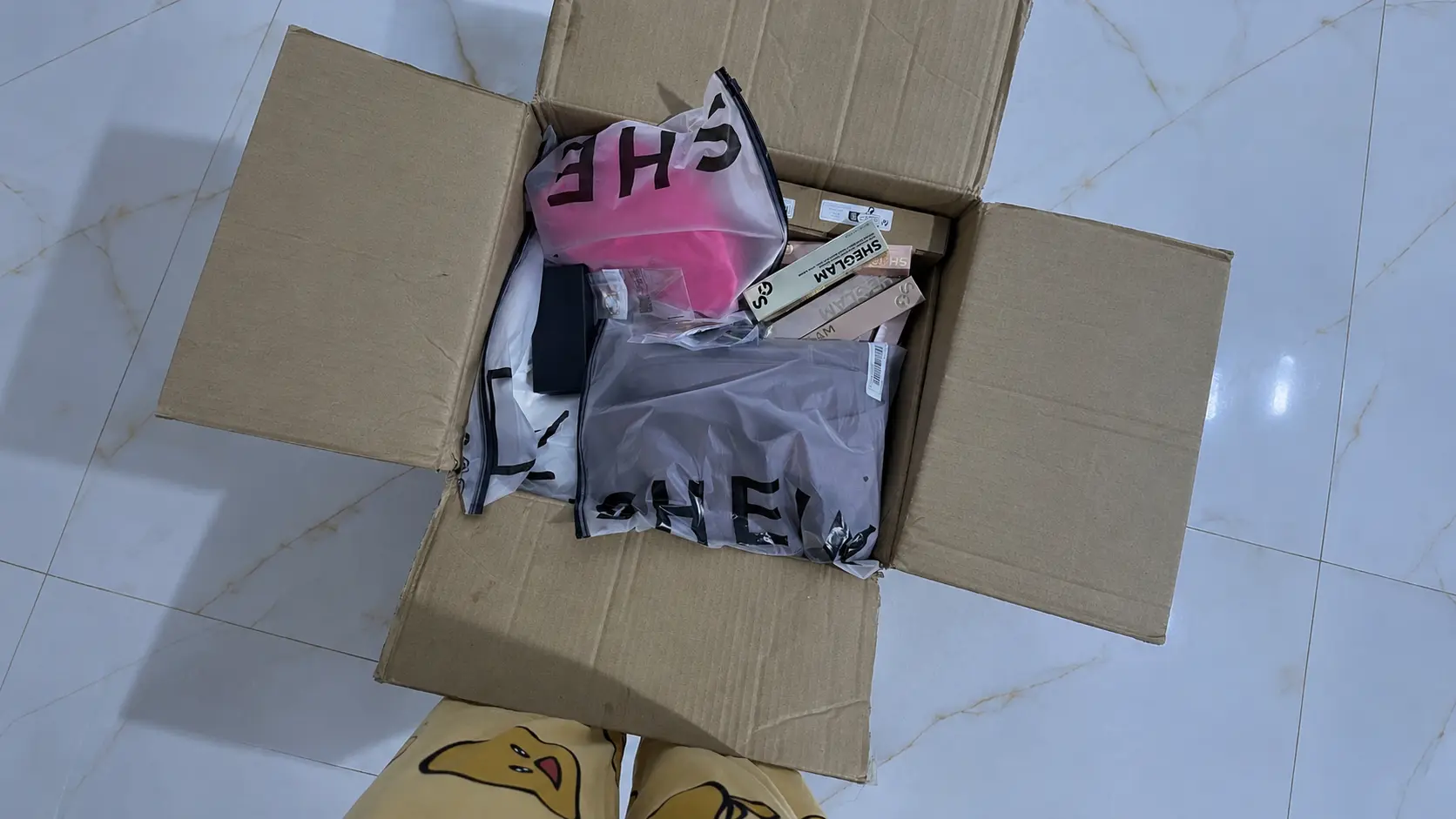 Pozor na podvod s&nbsp;Sheinem teď v&nbsp;květnu: Na facebooku slibují mystery box za 100&nbsp;Kč, ve skutečnosti přijdete o&nbsp;peníze