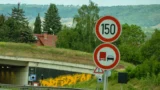 Na českých dálnicích se nově jezdí 150&nbsp;km/h: Nad půlroční bilancí však policie kroutí hlavou