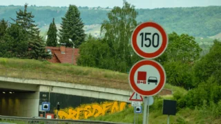 Na českých dálnicích se nově jezdí 150&nbsp;km/h: Nad půlroční bilancí však policie kroutí hlavou