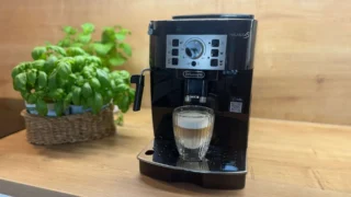 Levný, ale extrémně oblíbený automatický kávovar: Test Delonghi za 7500&nbsp;Kč, který Češi kupují po tisících