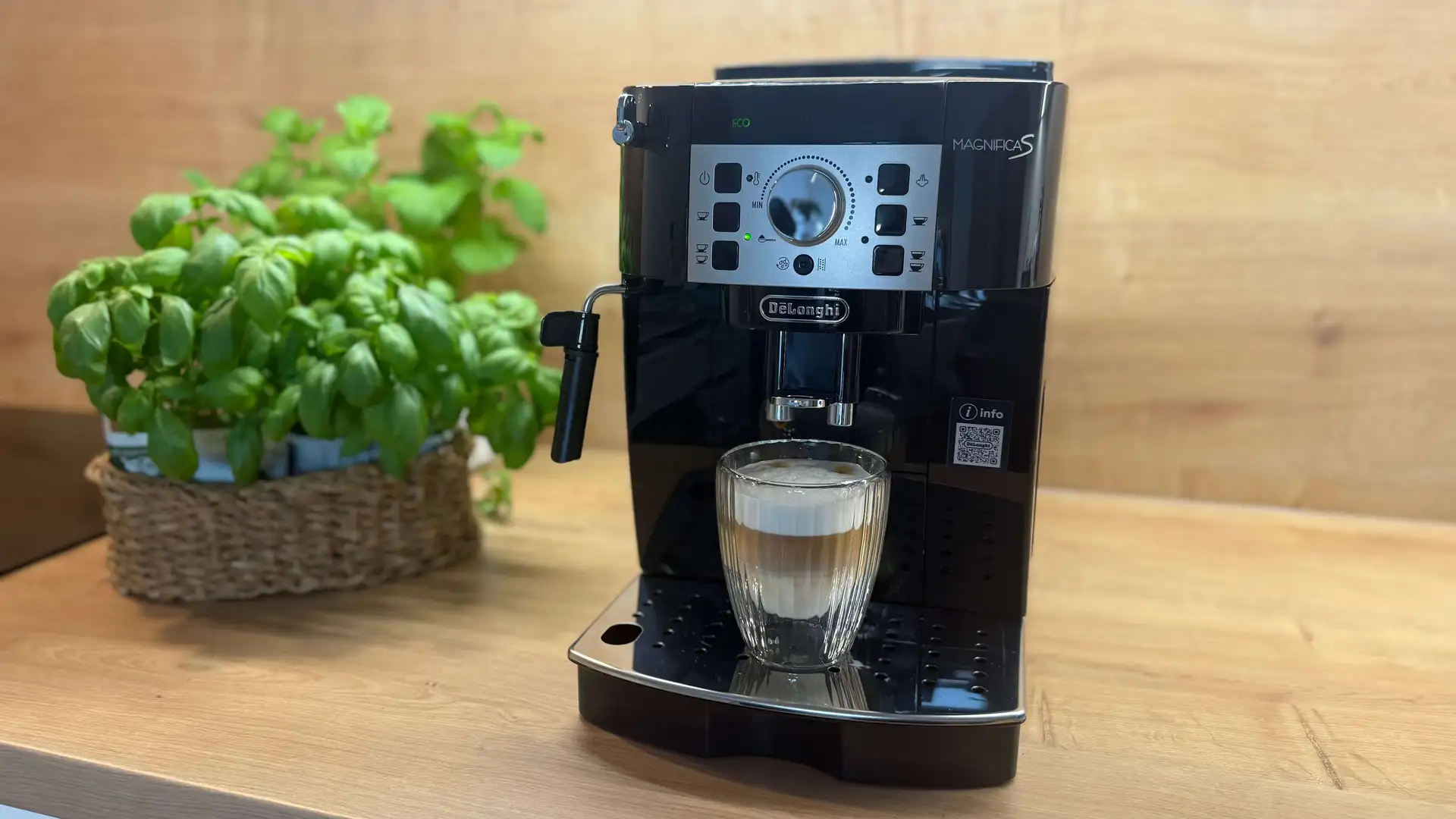 Levný, ale extrémně oblíbený automatický kávovar: Test Delonghi za 7500&nbsp;Kč, který Češi kupují po tisících