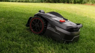 Levná revoluce z&nbsp;Lidlu? Češi testují novou robotickou sekačku Parkside (2026) a&nbsp;přichází první kritika