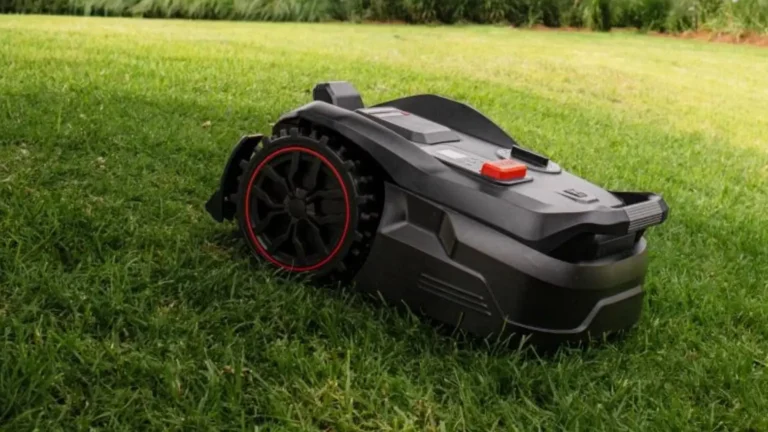 Levná revoluce z&nbsp;Lidlu? Češi testují novou robotickou sekačku Parkside (2026) a&nbsp;přichází první kritika
