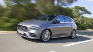 3 bazarová auta pro seniory (2026): Do 500 tisíc se vejde i&nbsp;Mercedes, T-Roc Češi často přehlížejí